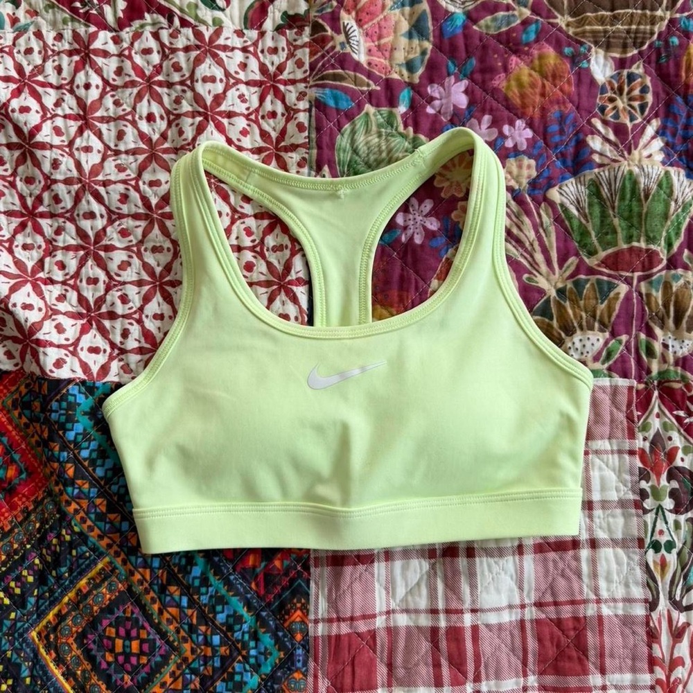 NWOT ✨ Nike lime green sports bra